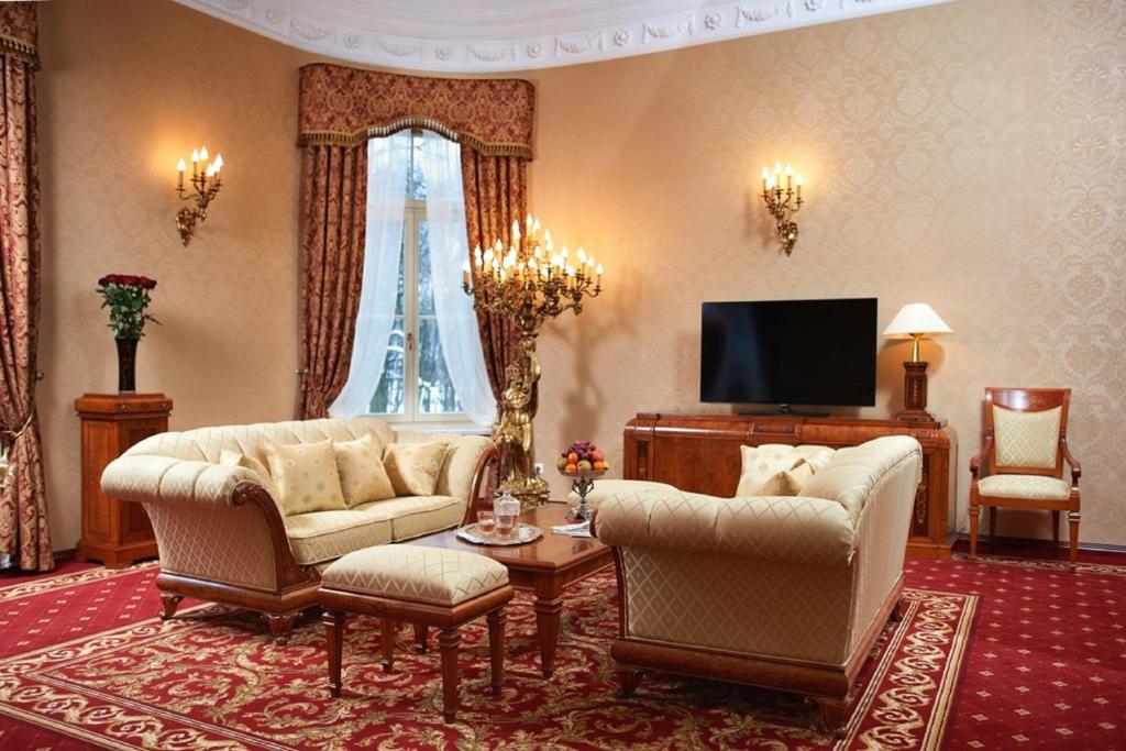 Televízia a/alebo spoločenská miestnosť v ubytovaní Pałac Żelechów Spa & Wellness