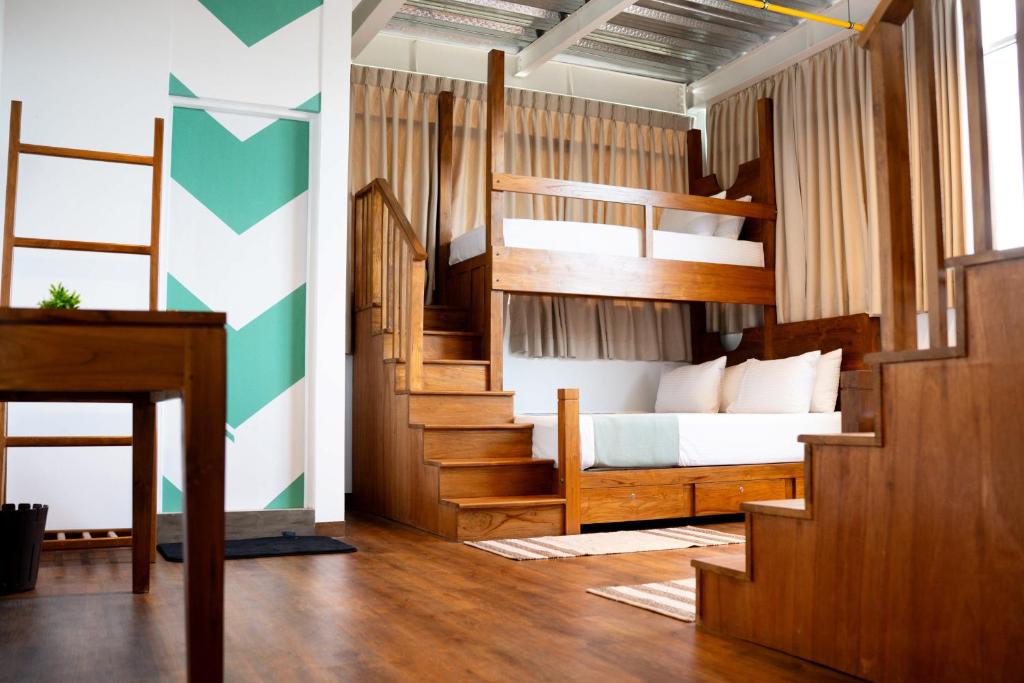 ein Schlafzimmer mit einem Etagenbett und einer Treppe in der Unterkunft Luna Leaf in Kandy
