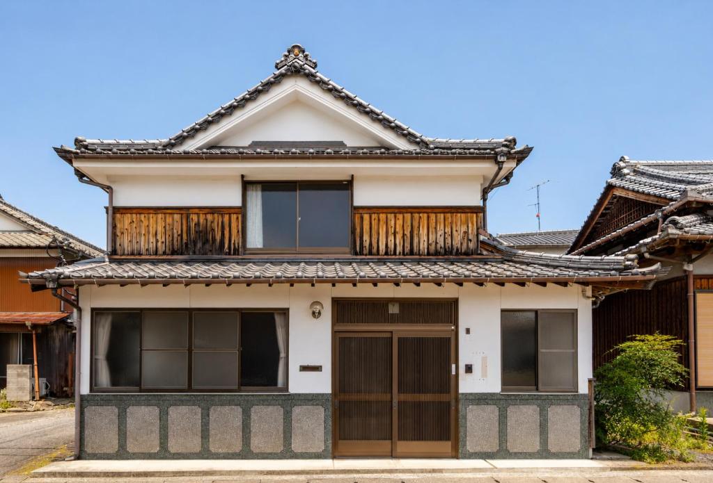 a house with a japanese roof at 宇佐神宮近く- 神さまと仏さまと kamisama to hotokesama to in Nagasu