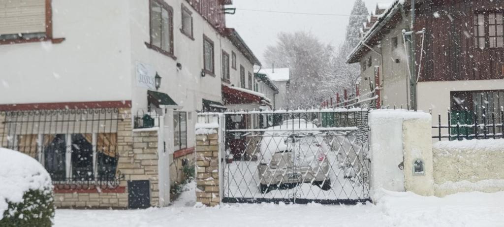 a car parked in a driveway in the snow at Residencial Sissus in San Carlos de Bariloche