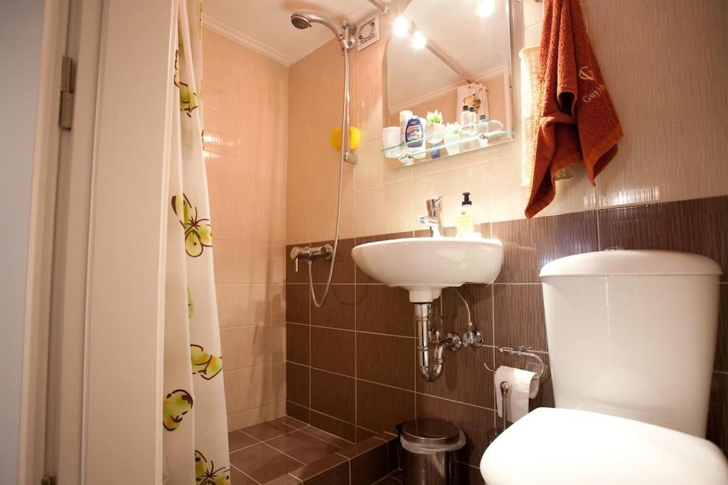 A bathroom at Veggie Garden Athens B&B