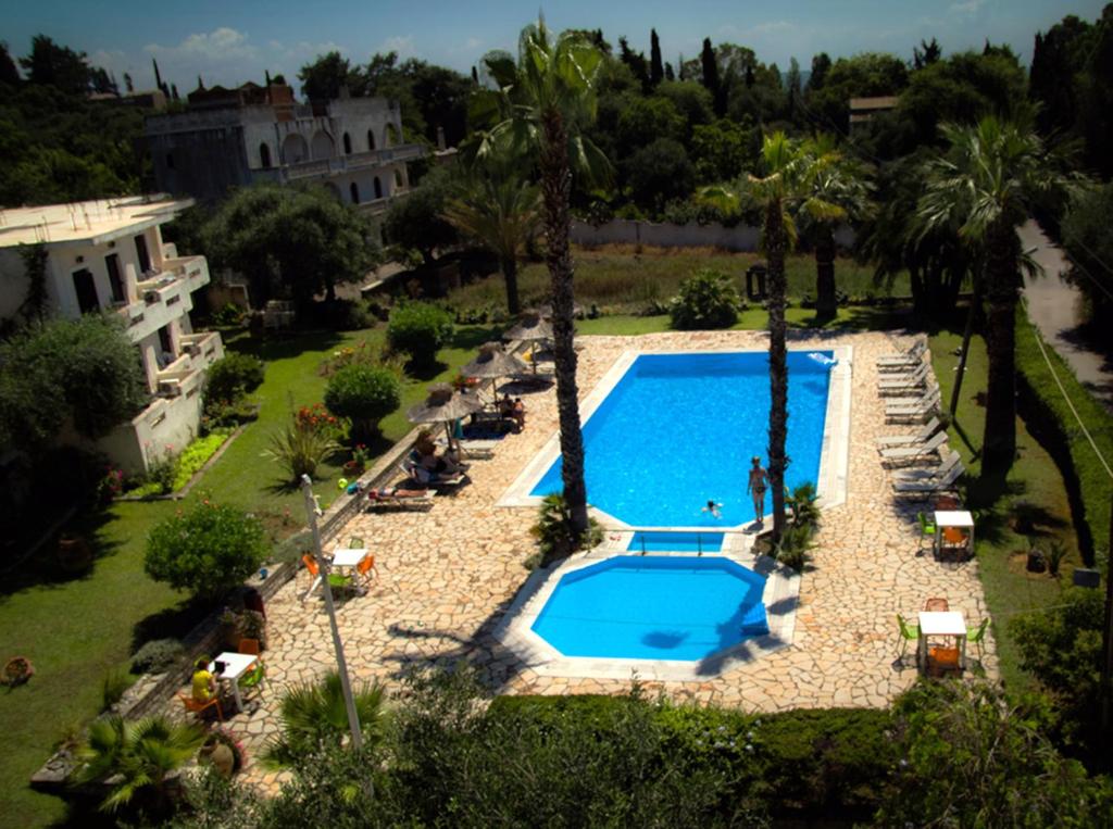 Bazén v ubytování Gerekos Island Apartments nebo v jeho okolí