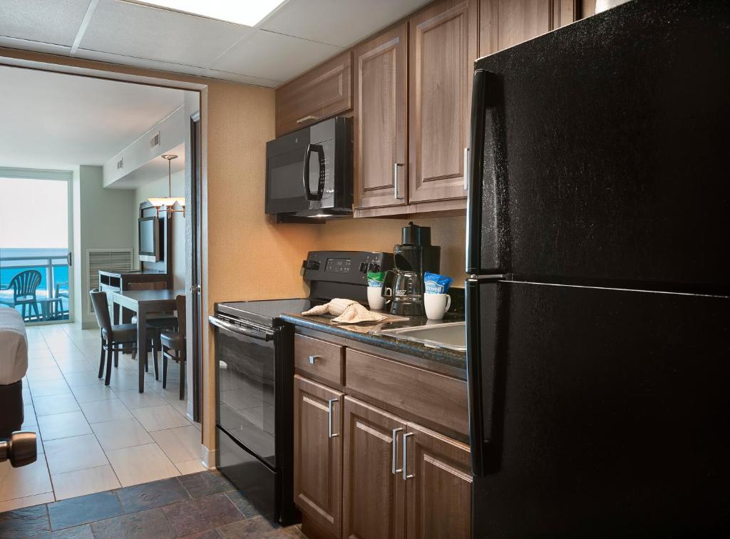 Captain's Quarters Resort - Suite With Balcony