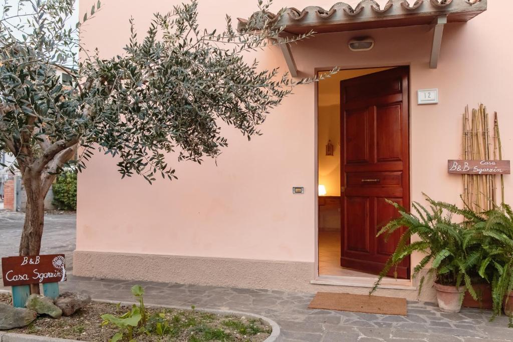 eine Tür zu einem Gebäude mit einem Schild davor in der Unterkunft Casa Sgarzìn in Lucrezia