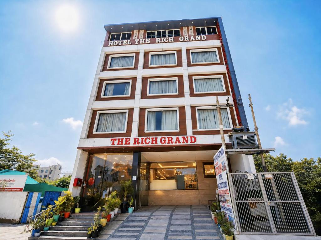 a building with the hotel grand at Rich Grand Hotel Near To Tajmahal in Agra