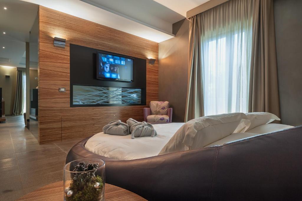 Televízia a/alebo spoločenská miestnosť v ubytovaní Le Dune Suite Hotel