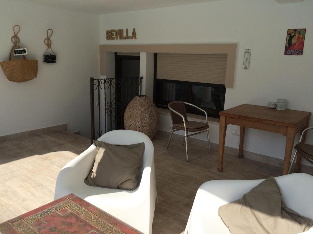 Posedenie v ubytovaní Casa Holandaluzas Marbella near Beach, with salt water Pool and private parking