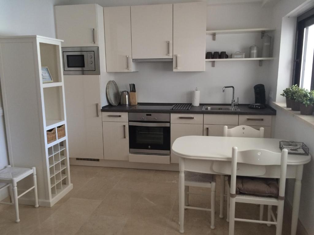Kuchyňa alebo kuchynka v ubytovaní Casa Holandaluzas Marbella near Beach, with salt water Pool and private parking