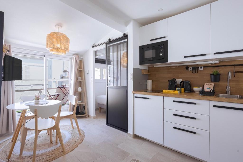 Studio Chanel - central, balcon, clim, proche Palais&Plages