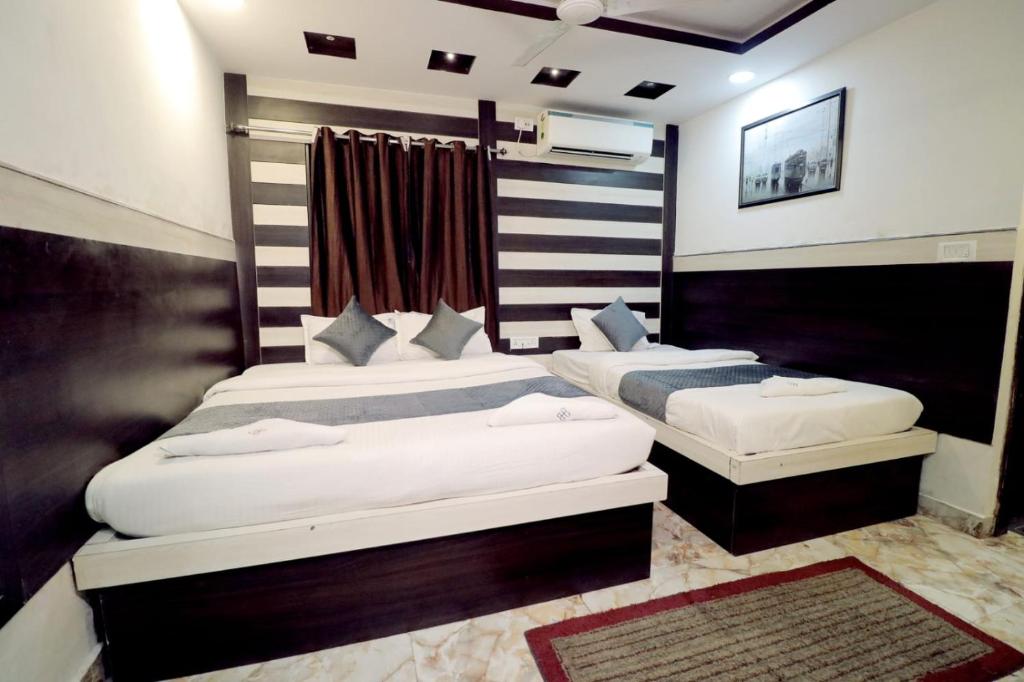 two beds in a hotel room with at Hotel best buy in Kolkata