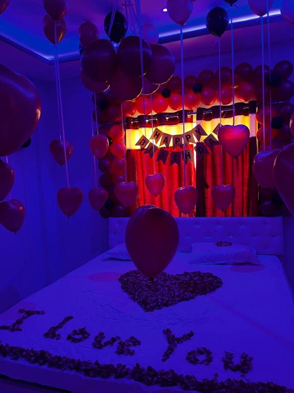 a table with balloons and hearts hanging from a ceiling at Chairman Lodge in Wanwas Wari