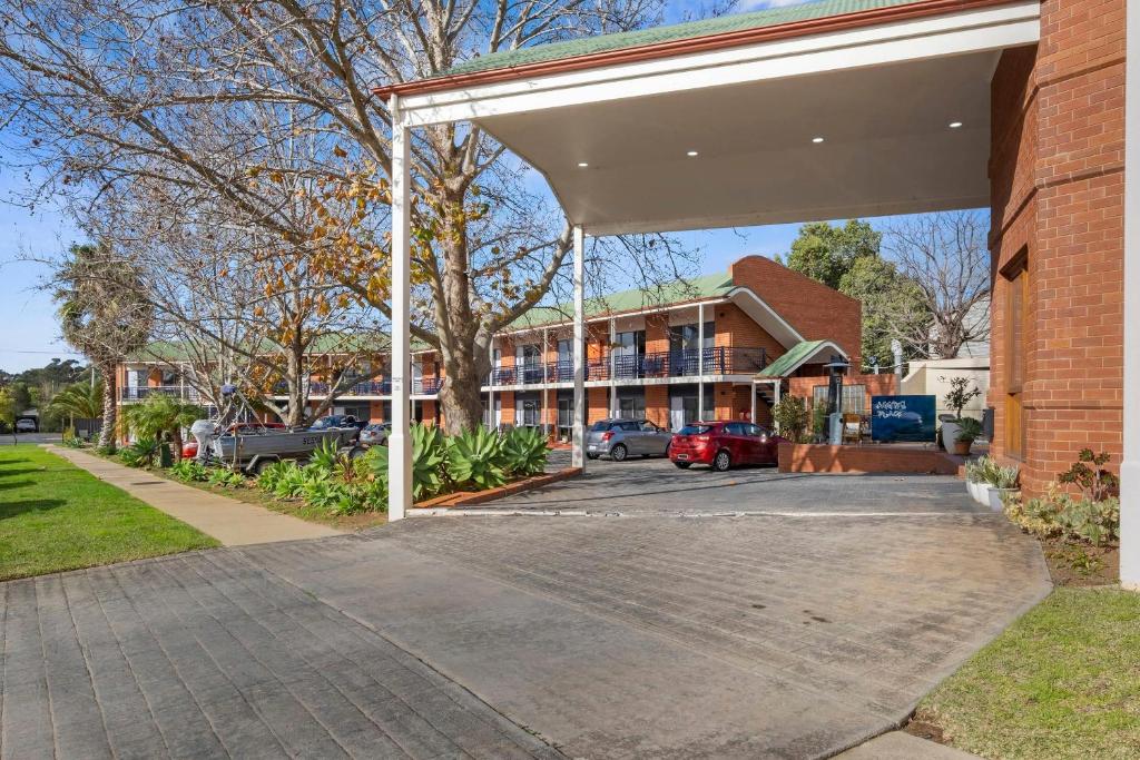 an empty parking lot in front of a building at Comfort Inn Lady Augusta in Swan Hill