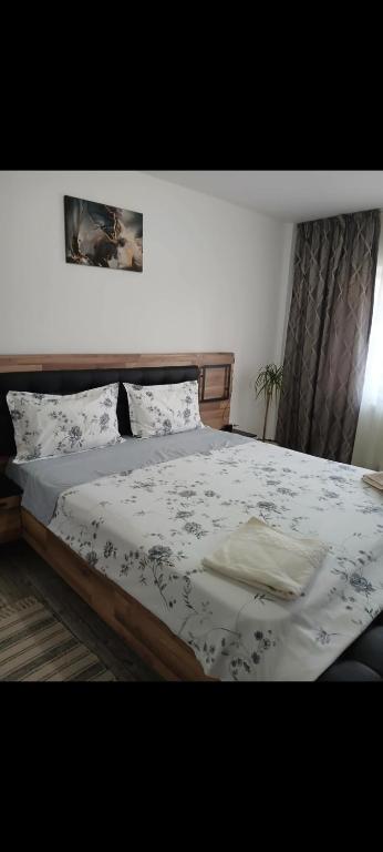 a bedroom with a large bed with a comforter at Apartament Manu 2 dormitoare in Târgu Neamț