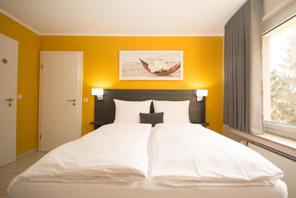 Postel nebo postele na pokoji v ubytování BIVIUS Hotel Restaurant Luxembourg