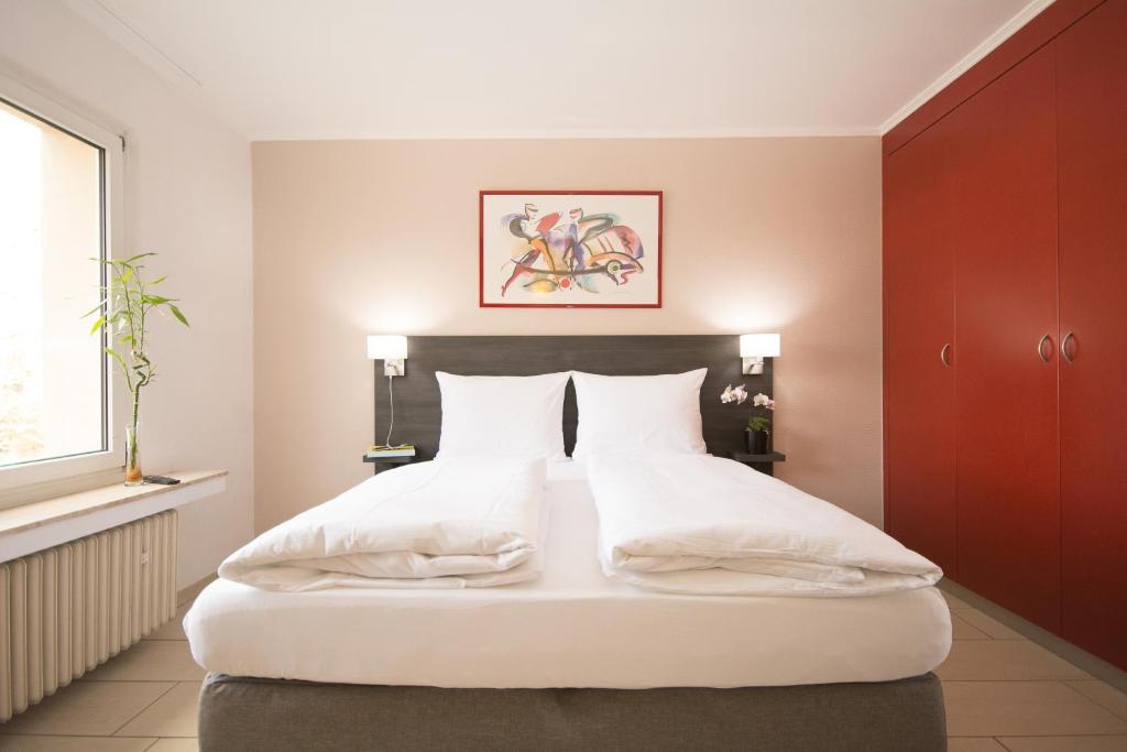 Postel nebo postele na pokoji v ubytování BIVIUS Hotel Restaurant Luxembourg