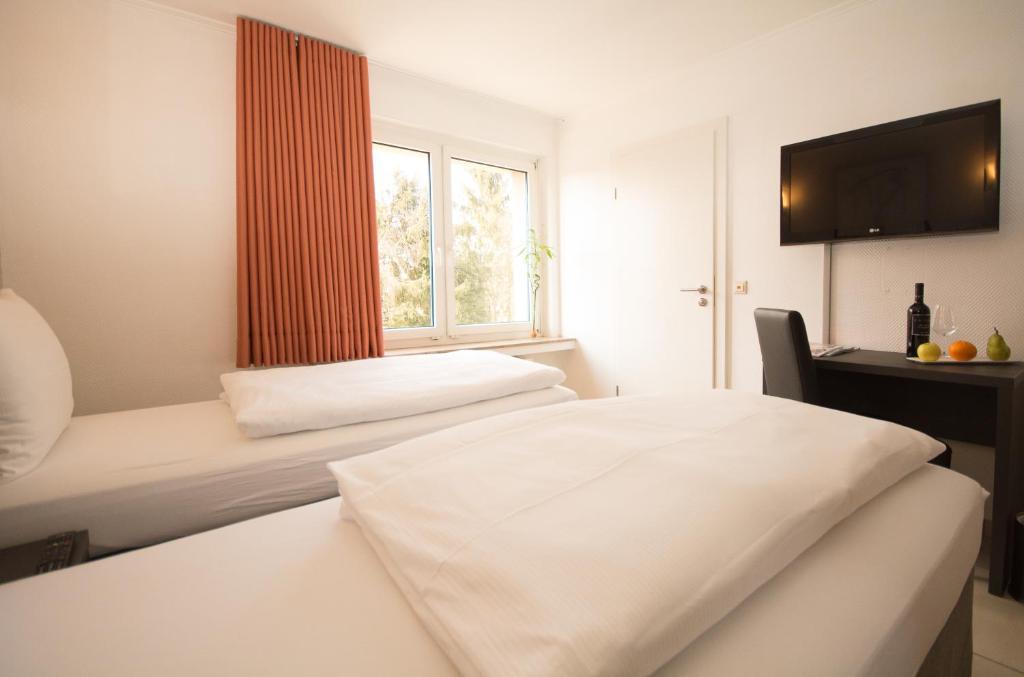 Postel nebo postele na pokoji v ubytování BIVIUS Hotel Restaurant Luxembourg