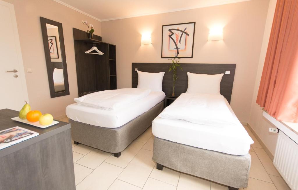 Postel nebo postele na pokoji v ubytování BIVIUS Hotel Restaurant Luxembourg