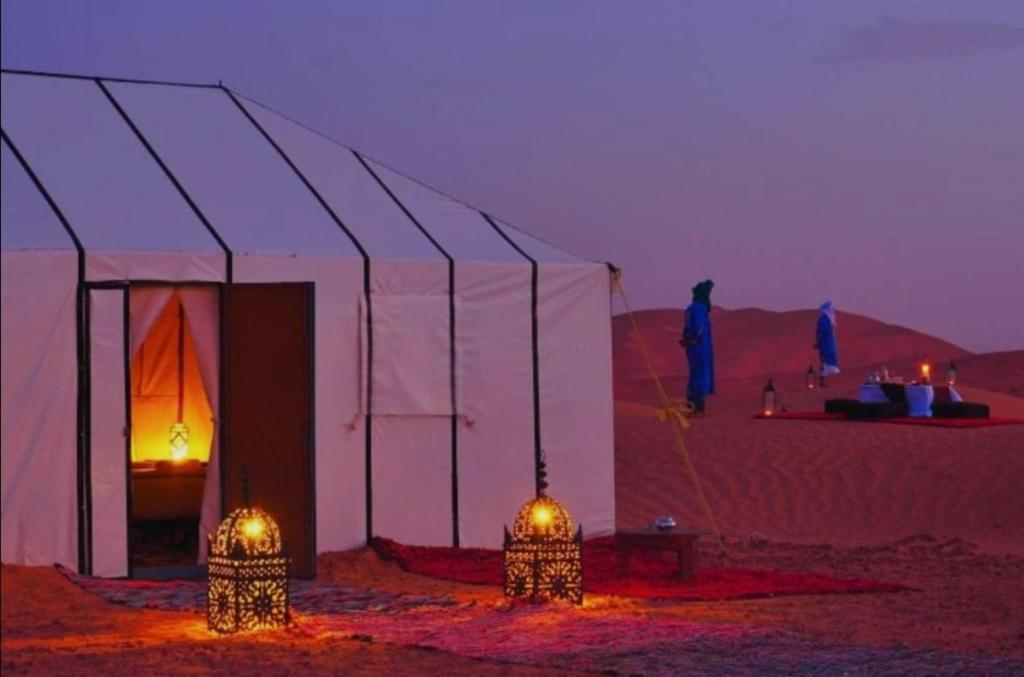 a tent in the desert with a man in the background at Bhbs accommodatie Maroc2 in Tazzarine