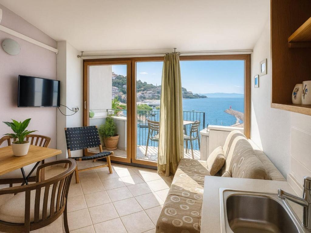 One Bedroom apartment with Balcony and Sea View A3