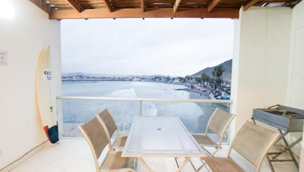 a table and chairs on a balcony with a view of the ocean at Nutria Apt in Cerro Azul with access & ocean view in Cerro Azul