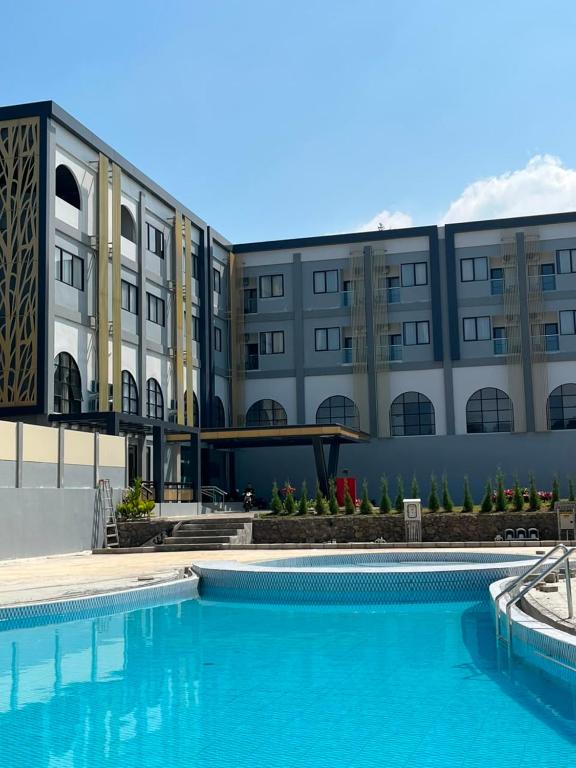 Blick auf das Hotel vom Pool aus in der Unterkunft BBIB Suites in Wonorejo