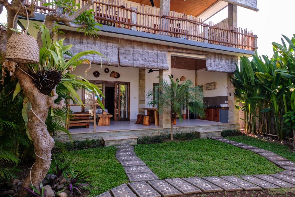 a view of the house from the garden at Amed Sudi House in Amed