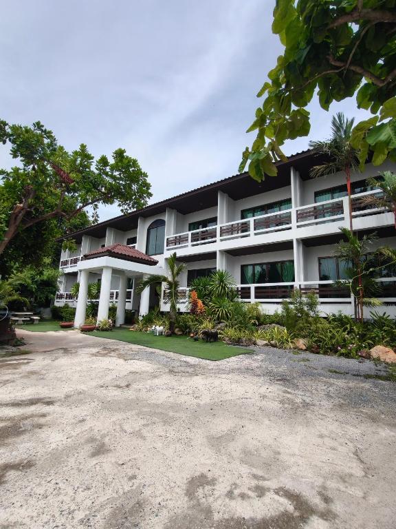 an exterior view of a building at Jigsaw Cafe & Resort in Ban Na We