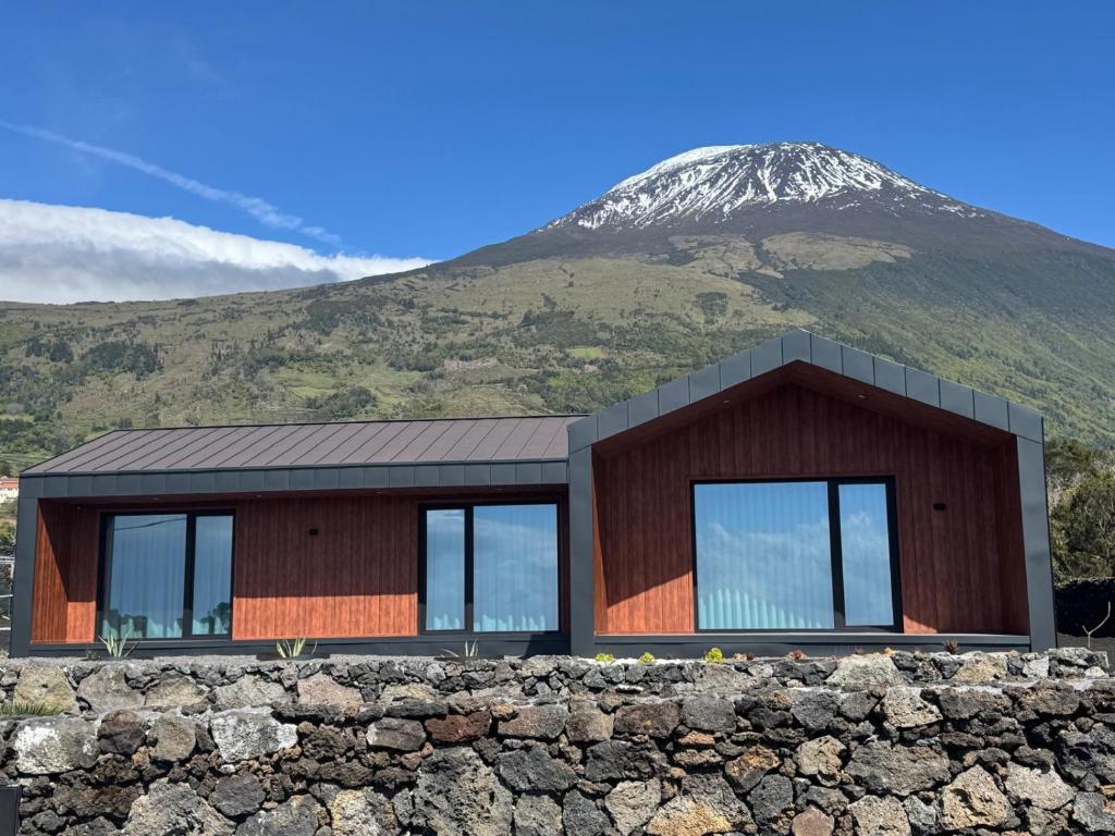 a house with a mountain in the background at RR Pico in São Mateus