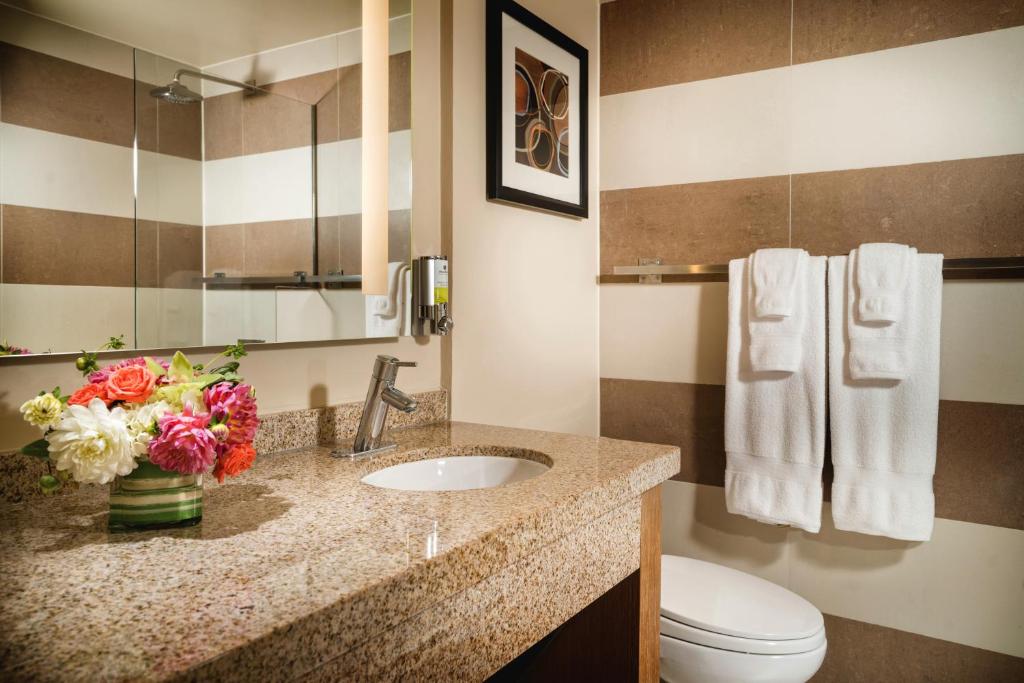 Staypineapple, Hotel Rose, Downtown Portland photo