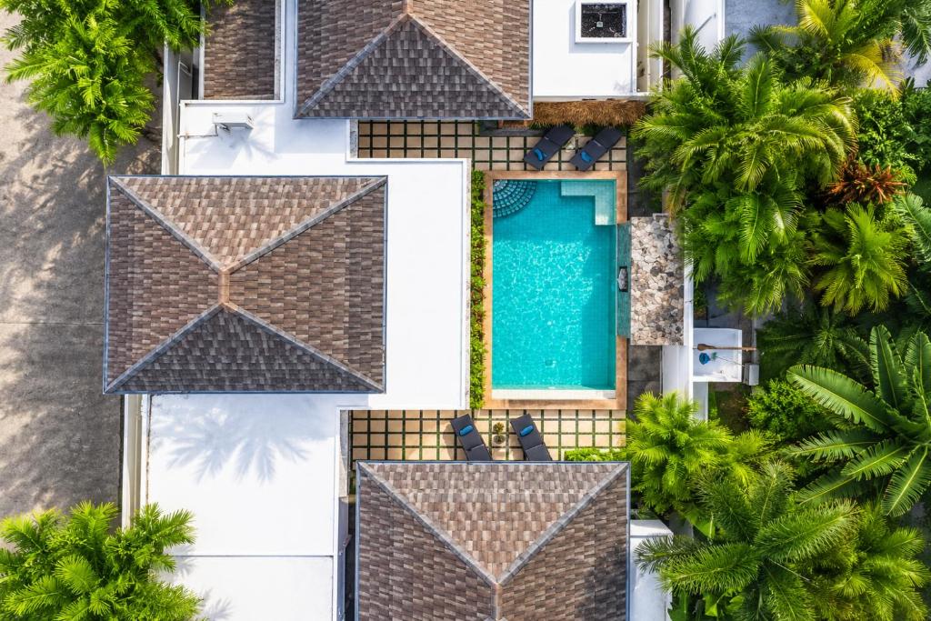 an aerial view of a villa with a blue door at Pool Villa Clos Vougeot Tropical Vibe in Ban Saiyuan (1)
