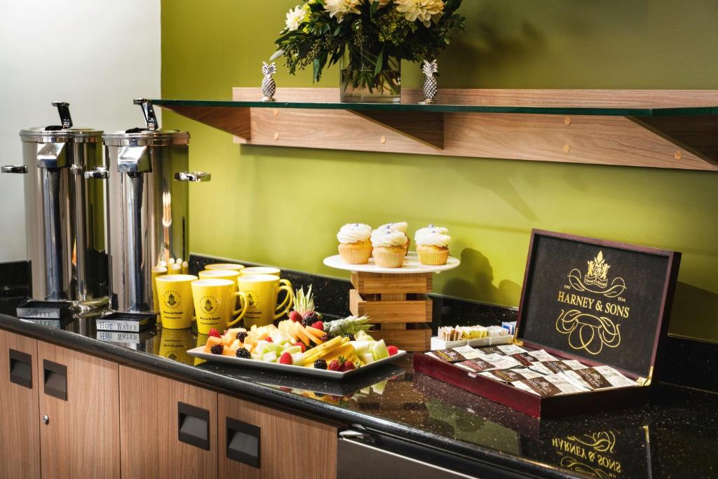 Staypineapple, Hotel Rose, Downtown Portland photo