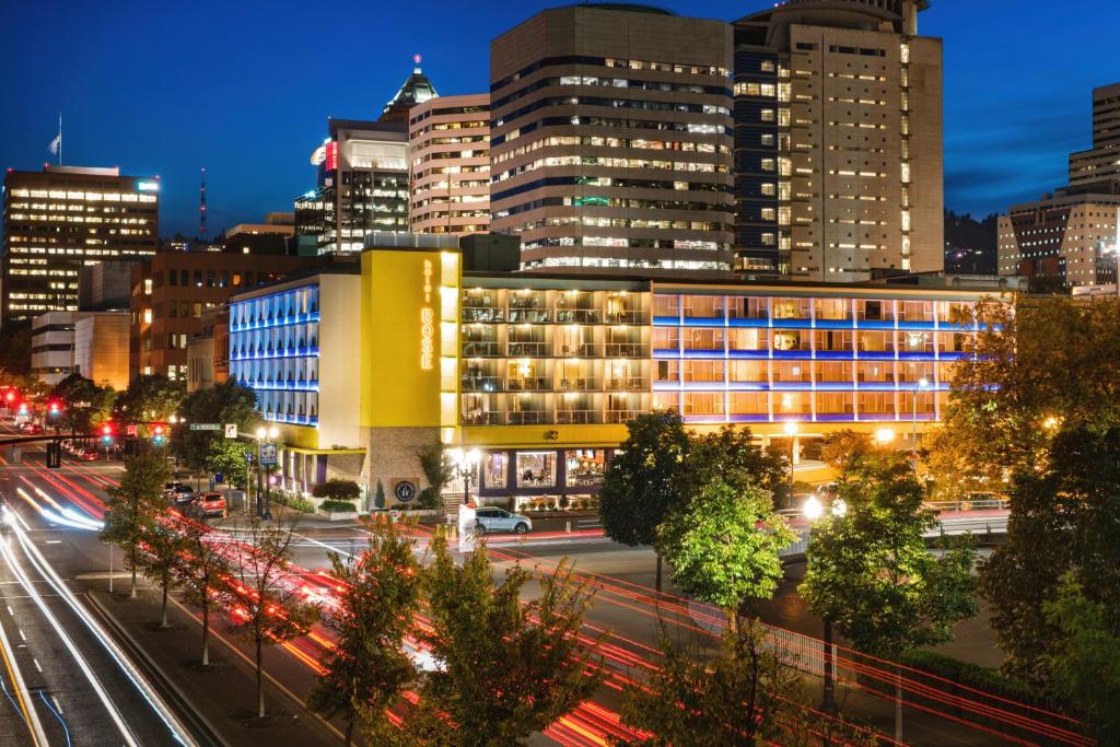 eine Skyline der Stadt bei Nacht mit Verkehr auf einer Straße in der Unterkunft Staypineapple, Hotel Rose, Downtown Portland in Portland