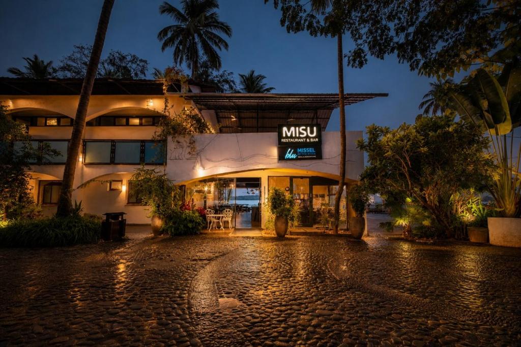 a night view of a masyu hotel at Blu Missel By The River in Panaji