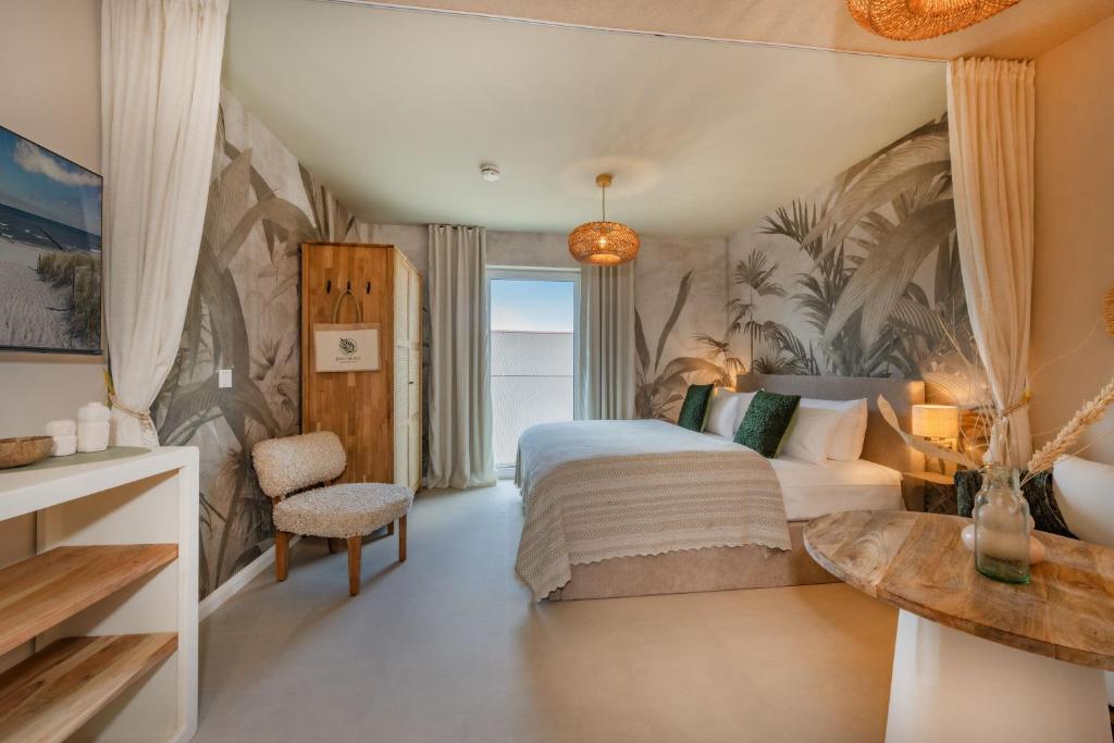a bedroom with a bed and a table in a room at BALI BLIZZ - App 15 in Benz