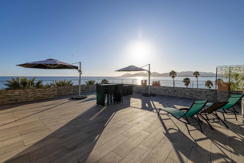 REF 1961 - Cannes Seafront penthouse - Ten mins to the Palais des Festivals