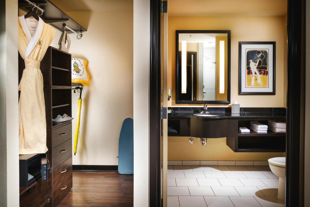 un bagno con lavandino e specchio di Staypineapple, The Maxwell Hotel, Seattle Center Seattle a Seattle