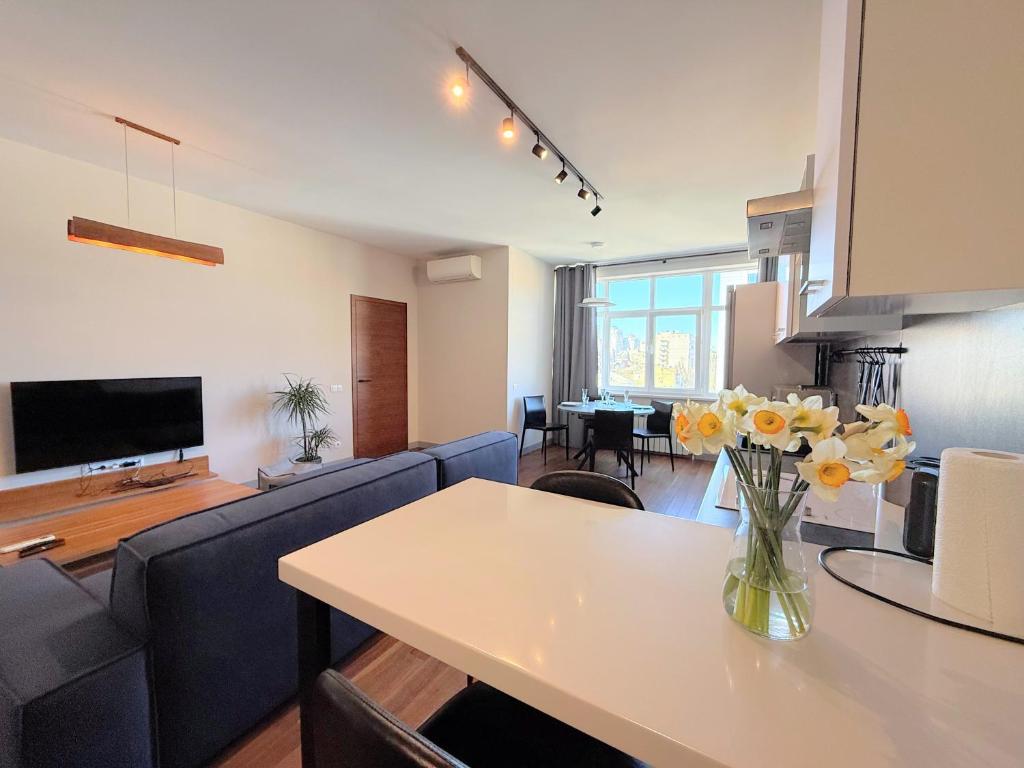 2-bedroom Nobel Homes apartment new in down town головне фото