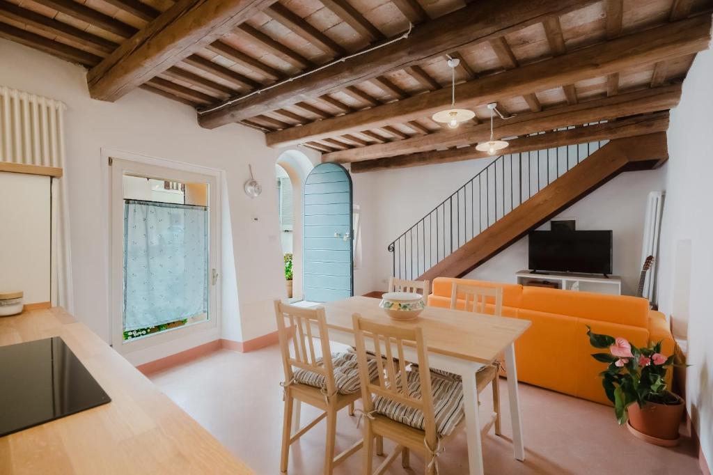 a living room with a table and a couch at B&B Lallabiló in San Clemente