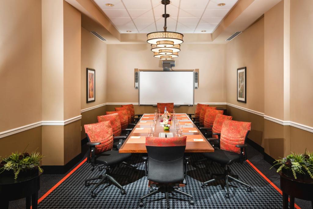 una sala conferenze con un lungo tavolo e sedie di Staypineapple, The Maxwell Hotel, Seattle Center Seattle a Seattle