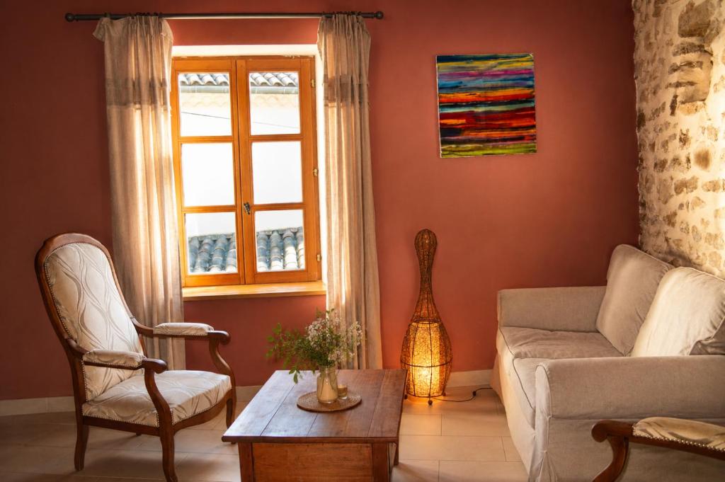 a living room with a couch and a window at L'Entracte de Grignan pour 6 personnes in Grignan