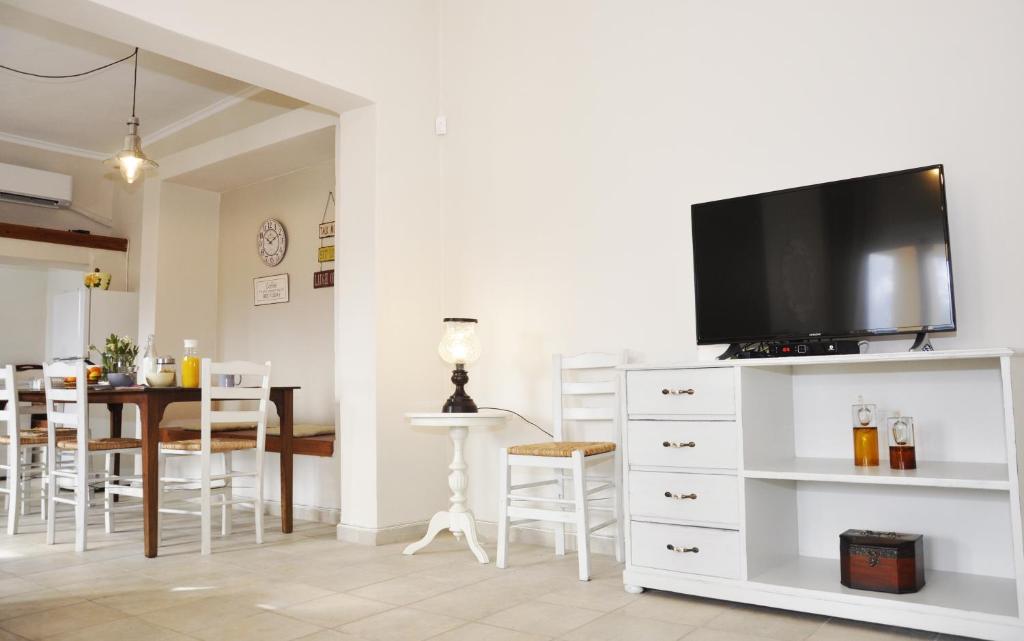 TV a/nebo společenská místnost v ubytování Villa Lakki Heated round pool Jacuzzi