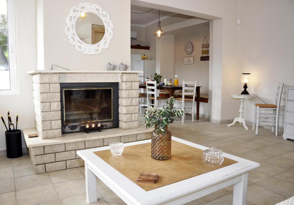 Fotografie z fotogalerie ubytování Villa Lakki Heated round pool Jacuzzi v destinaci Lákkoi