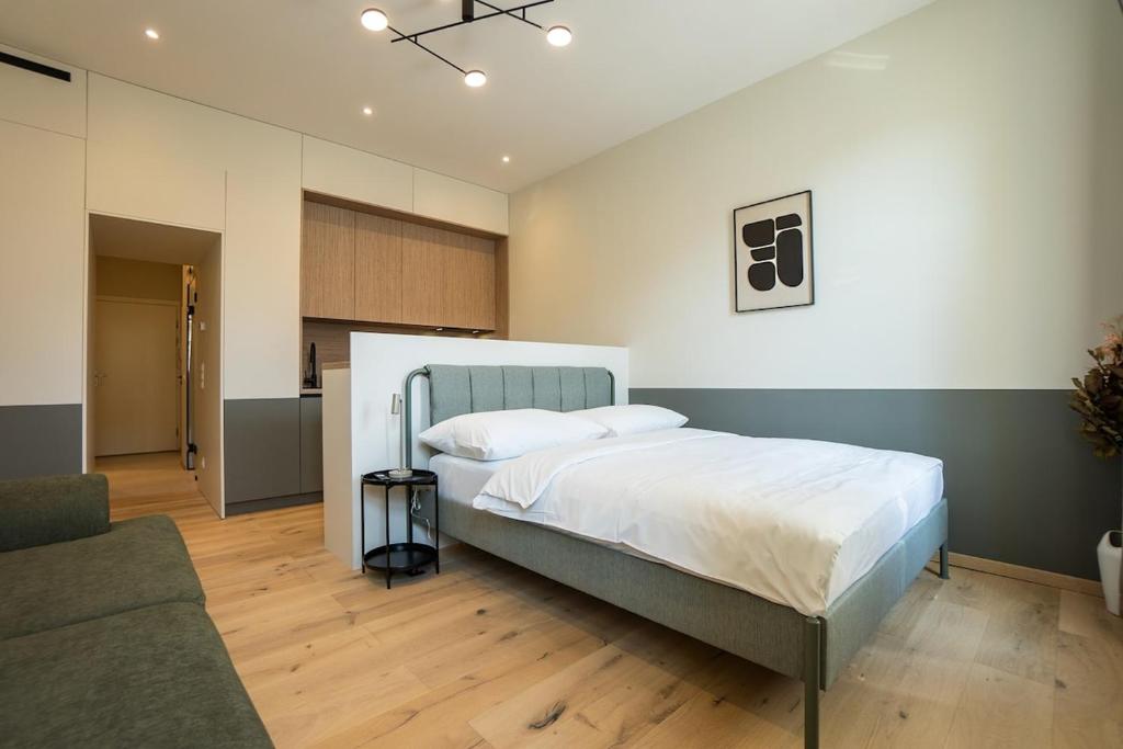 Stylish studio with queen-size bed Self check-in