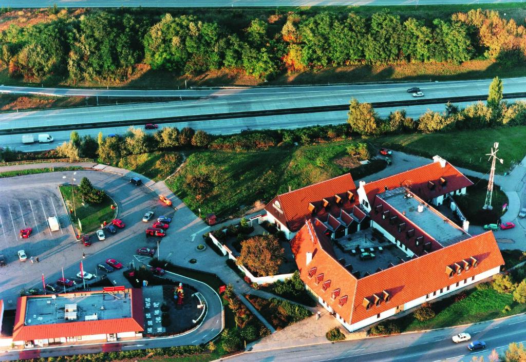 Tvarožná的住宿－洛恆卡奧斯特利茲汽車旅館，享有带停车场的大楼的顶部景色