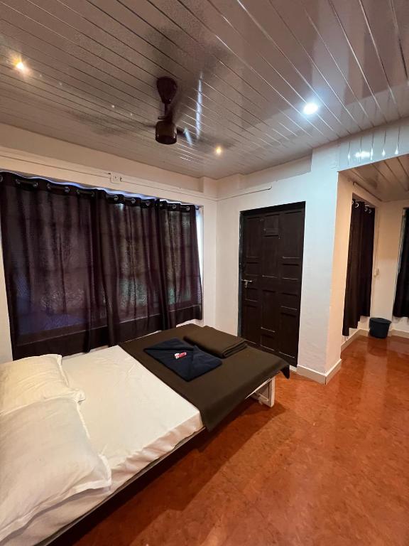 a bedroom with a bed and a ceiling at Beach Side Home Stay - Kihim in Kīhīm