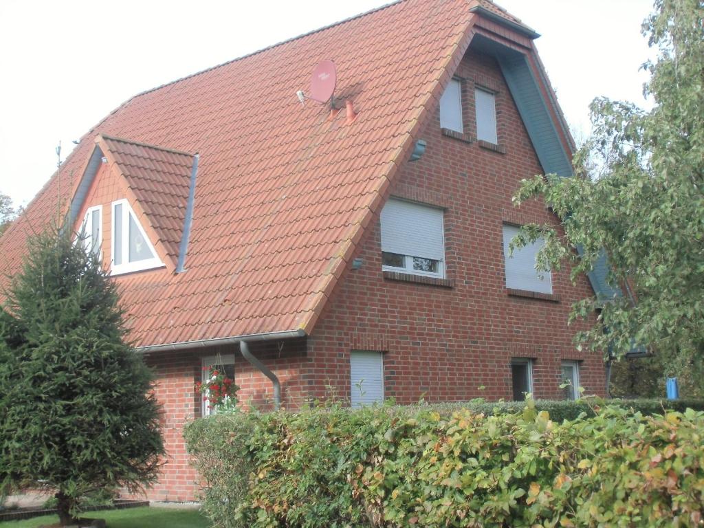 a red brick house with a red roof at Tor zum Darss in Pruchten