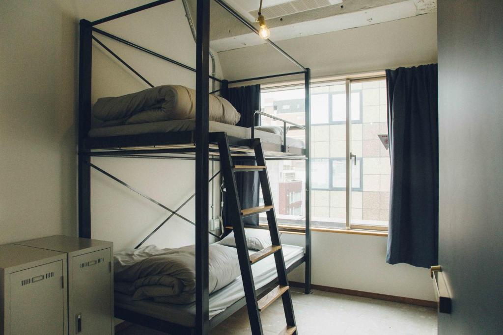 Palanda nebo palandy na pokoji v ubytování CITAN Hostel