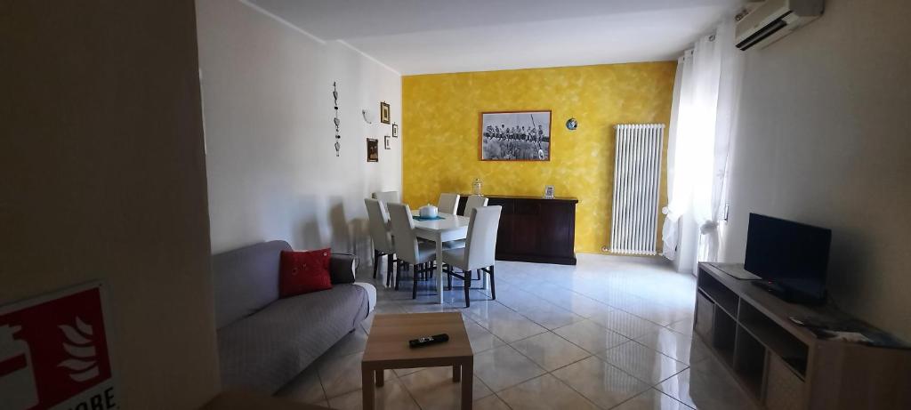 a living room with a couch and a table at A casa di Ely in Aulla