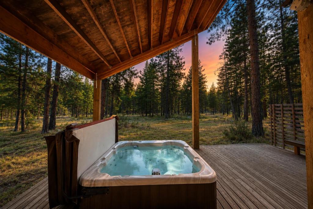 a hot tub on the deck of a cabin at Pine Acres by NW Comfy Cabins in Leavenworth