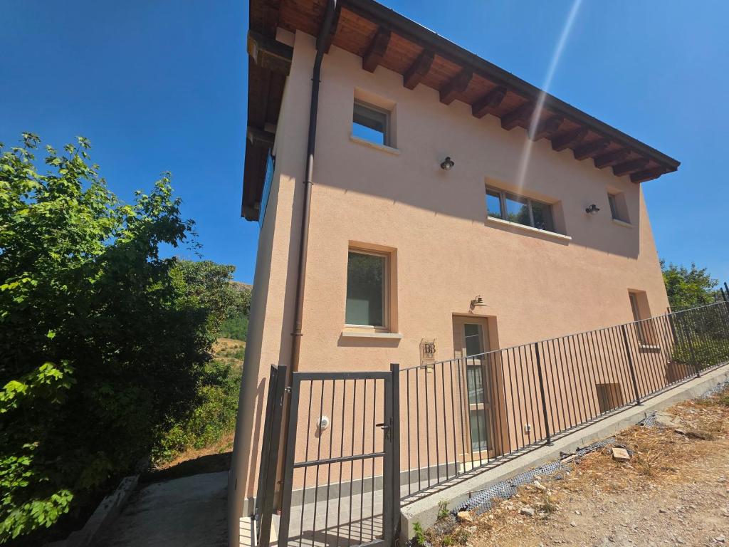 a house with a fence in front of it at Strada Facendo in Collebrincioni